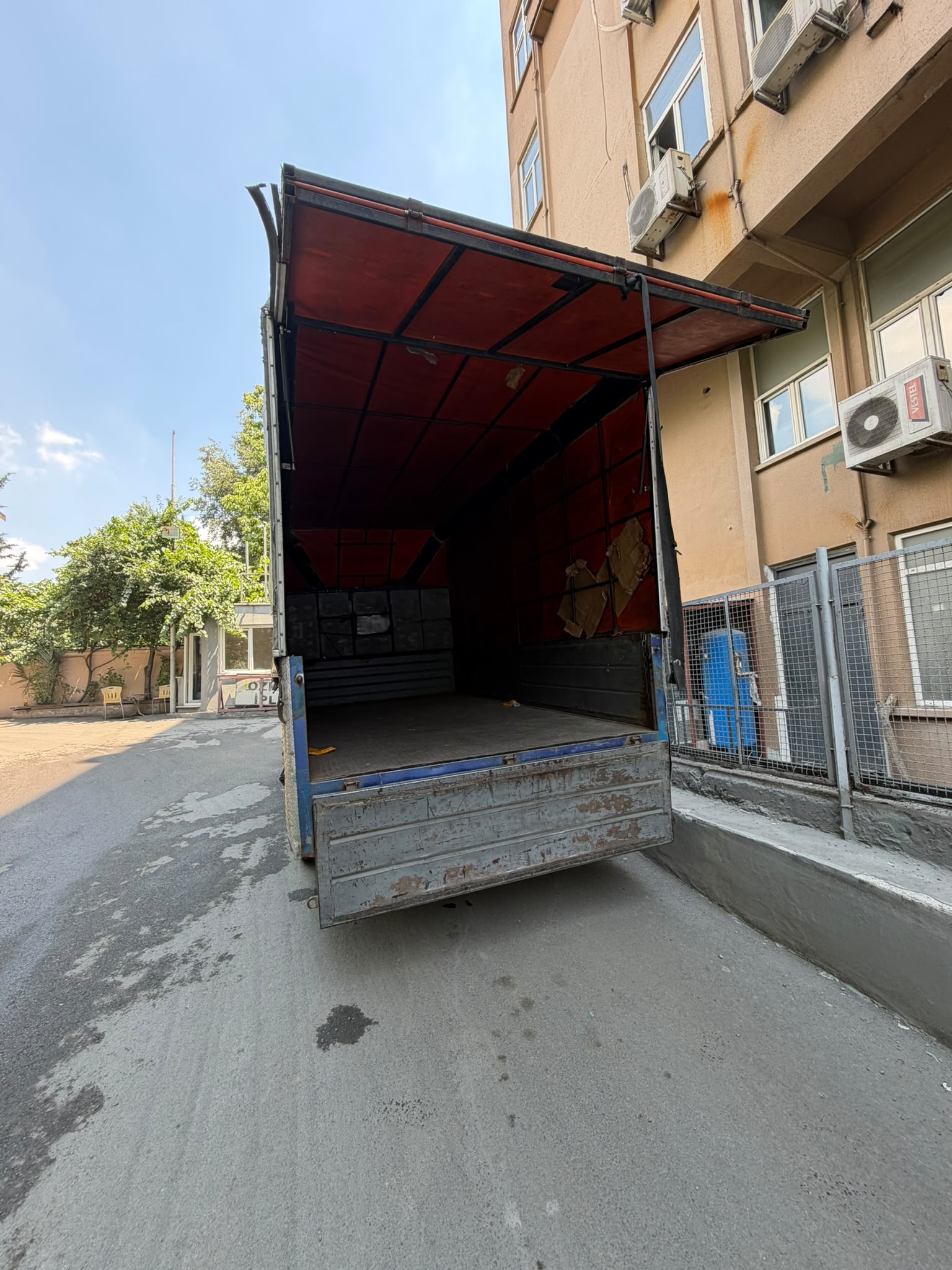 Gemici Nakliyat geniş hacimli kapalı kasa nakliyat aracı